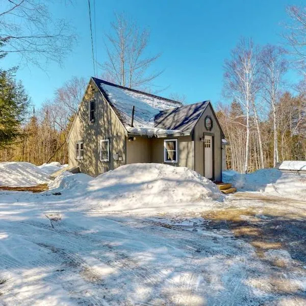 Cozy woodsy Cabin w/ a Deck, Firepit, Gas Grill, Free WiFi, & Full Kitchen, hotel u gradu 'Greenville'