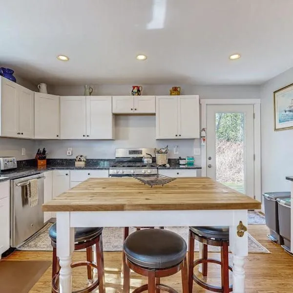 Coastal bungalow with large yard, beautiful kitchen, & great location, hotell i Boothbay Harbor