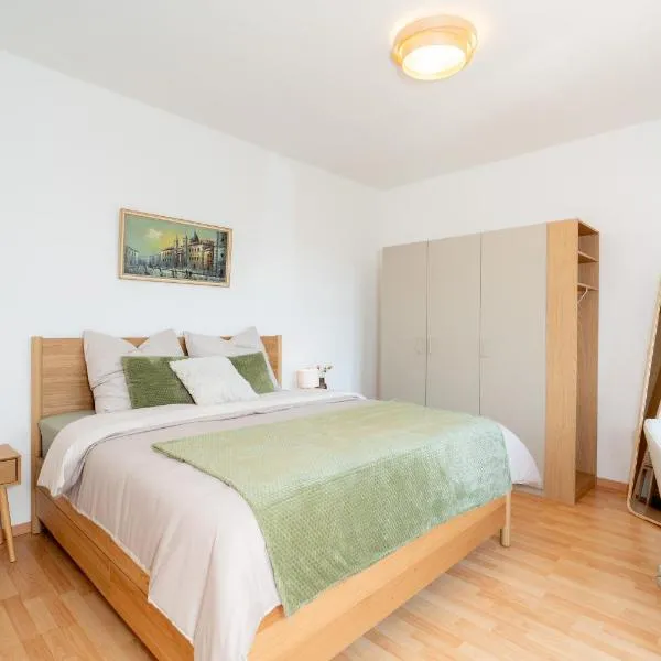 Cozy Apartment with Home Cinema & Balcony, hotel em Dresden