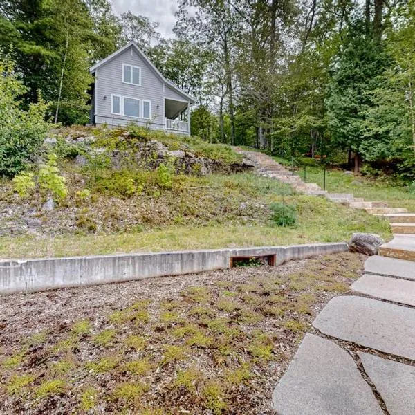 Periwinkle Cottage | Sunny cottage in Westport Island overlooking the river, хотел в Westport
