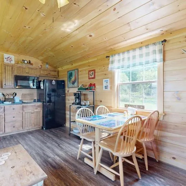 Cozy Cabin with Ocean and Mountain Views, Free Internet, hotel en Sullivan