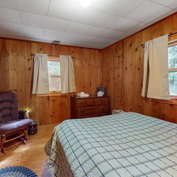 Lakefront Home with Private Dock, Pebble Beach & Enclosed Porch - Dogs Welcome, hotel u gradu 'Greenville Junction'