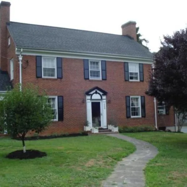 Welcome to your private cozy suite #1 near LU, Stadium & general hospital, hotel in Lynchburg