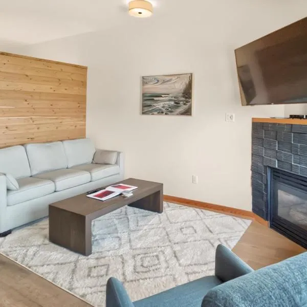 Cedar & Swell - Waterfront Bachelor Condo, hotelli kohteessa Tofino