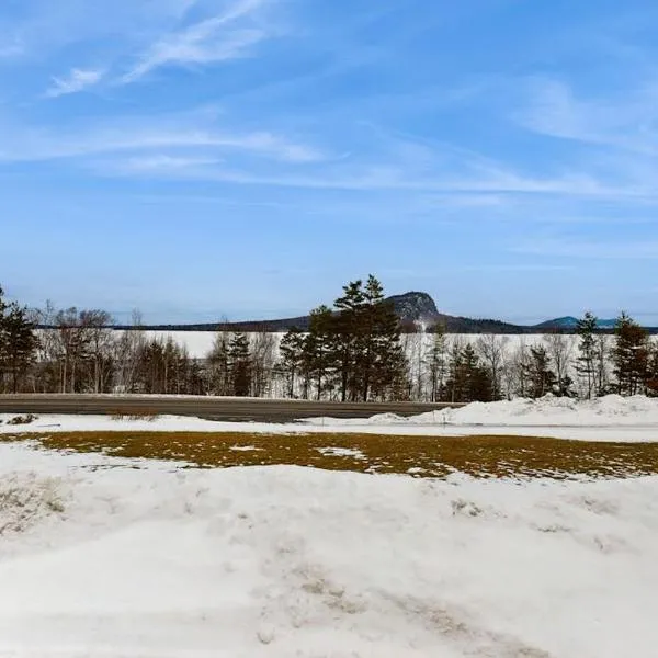 Studio with shared dock & amazing view of Moosehead Lake & Mt Kineo, hotel em Rockwood