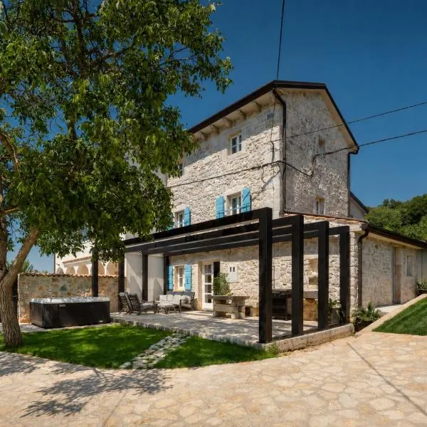 Villa Brisa - 3 En-Suite Bedrooms and Private Jacuzzi, hotelli Porečissa