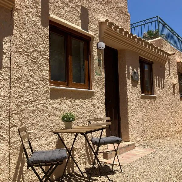 Casa Alba in Sierra Cabrera Mountains – hotel w mieście El Dondo