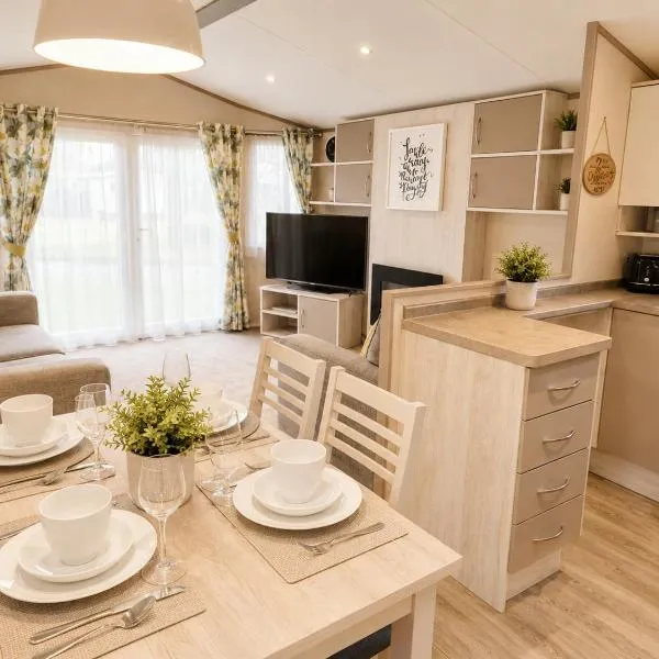 Billing Aquadrome- Bird Lake Pastures Holiday Caravan Sleep 6, Hotel in Northampton