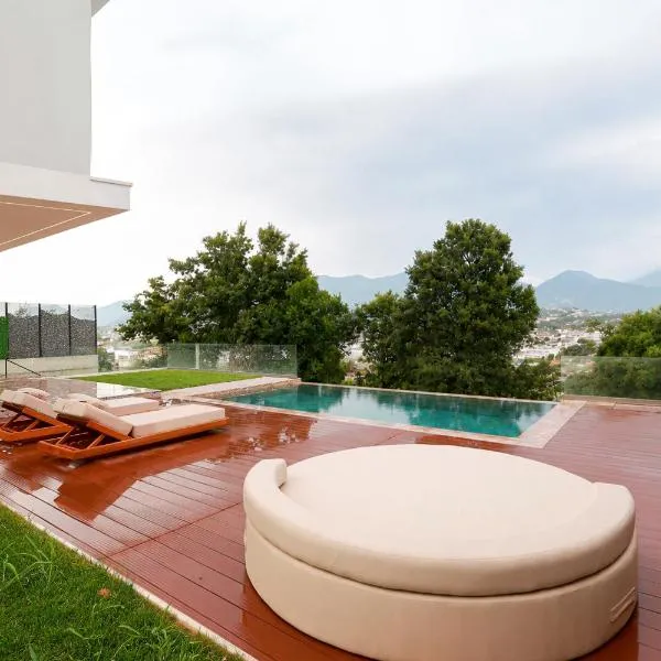 Hilltop Villa Tirana Private Pool & Views, Hotel in Mjull-Bathore