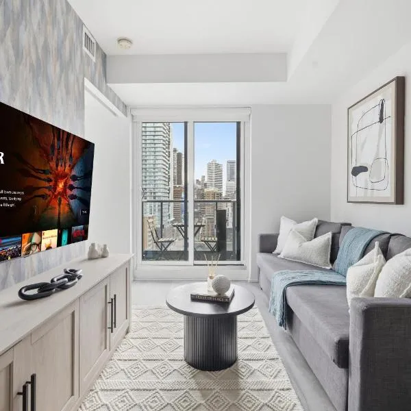 City Lights & Downtown Living 2BR Condo, hotel in Toronto