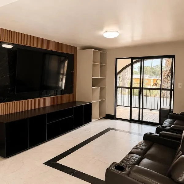 Sereno Business Inn، فندق في إنسينادا