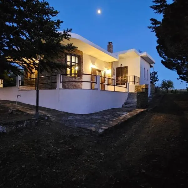 Mikri Vrisi Guest House, hotel em Perivólia