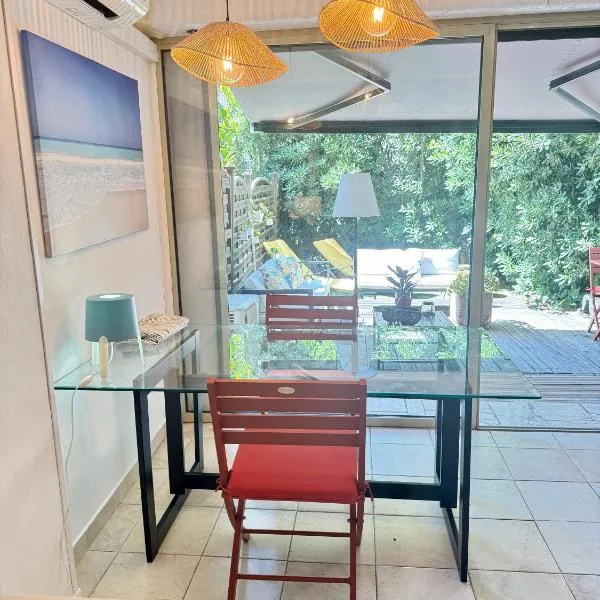 Studio avec jardin sud proche bord de mer, hotel in Sainte-Maxime
