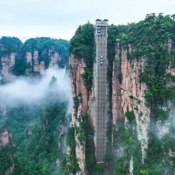 Zhangjiajie Cloudscape Villa - New Hotel, Free Private Car Rides to South & East Gates of Zhangjiajie National Forest Park,Free Private Car Rides to & from Airport,Chinese-Western Breakfast, Coffee, Tea & Fruit, Free Laundry & Dryer, Ticket Guidan, hotel in Zhangjiajie