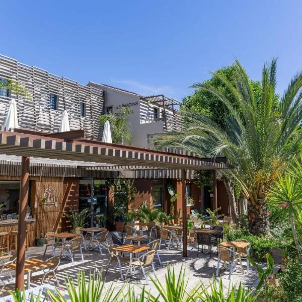Hôtel les jardins du canal - piscine chauffée - solaire eco responsable - parking - garage - bornes électriques - accueil vélos - kids friendly: Aigues-Mortes şehrinde bir otel