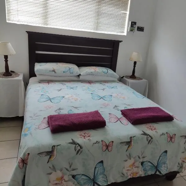 Hunters Self Catering Apartment, hotel a East London