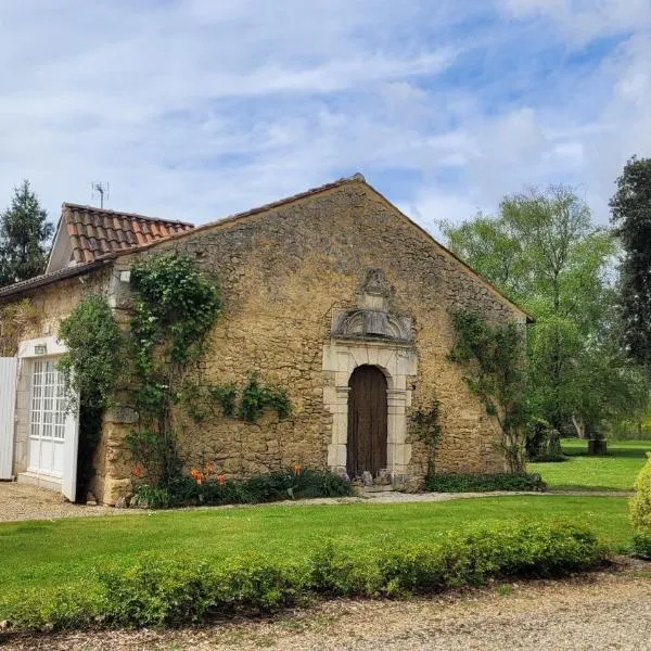 Le Royal Cagouille gîte Au Château d'Ecoyeux, hotel em Écoyeux