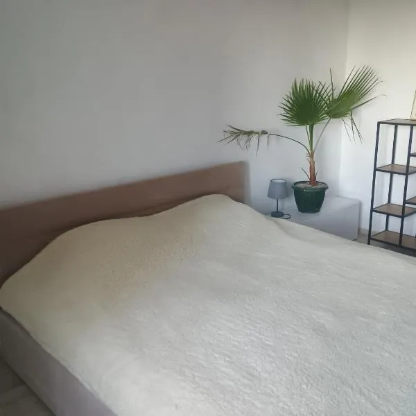 Уютная комната в квартире в ЖК Одесский Бульвар, hotel a Teremki