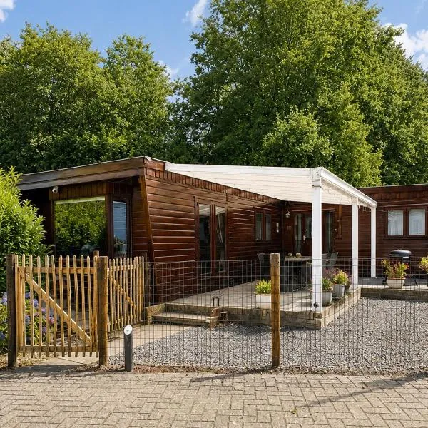 Rustiek Boschalet Sven Veluwe met Omheinde Tuin, hotel i Putten