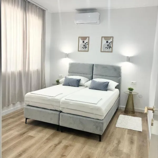 Apartments Golden Beach, hotel in Split