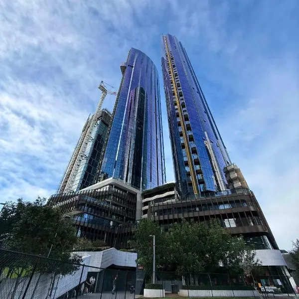 Spacious and cosy 2 bedroom 2 bathroom apartment in the heart of Southbank, Hotel in Melbourne