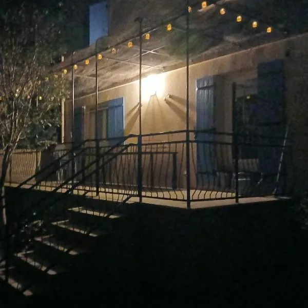 Chez lydie et jeff, hotel en Laudun