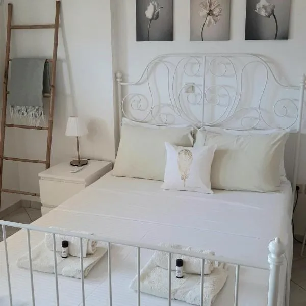 Skyline Vista - Sea View Apartment with Free Parking، فندق في بيرايوس