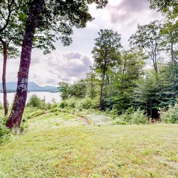 Tranquil Haven | Secluded waterfront house with sauna, dock, kayaks, canoe, gym, хотел в Грийнвил