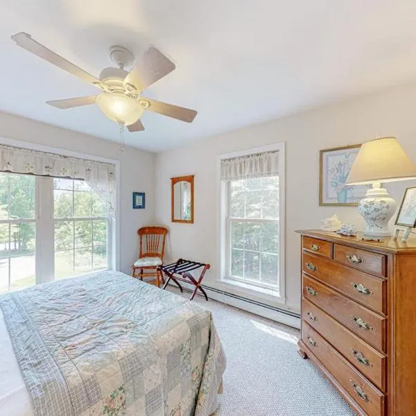 Inviting dog-friendly home with firepit & Ping-Pong - near Acadia National Park, hótel í Ellsworth