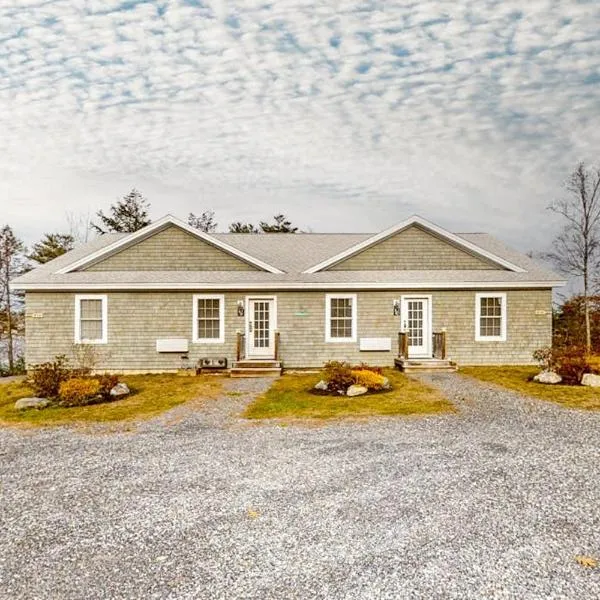 Water-view condo at Sheepscot Harbour Resort with deck, full kitchen, and WiFi, ξενοδοχείο σε Edgecomb