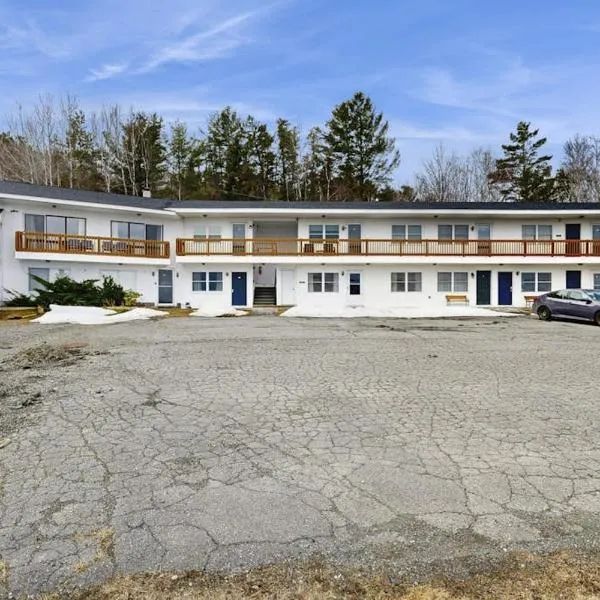 Charming condo w/ lake access, dock, WiFi & mountain views, hotel em Rockwood