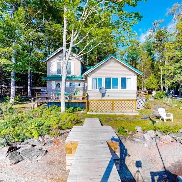 Vintage lakefront cabin with incredible water views, private dock & pebble beach, hotel sa The Highlands