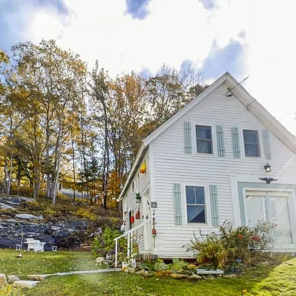 Iconic downtown retreat with firepit & fireplace- walk to Harbor Footbridge, hotel Boothbay Harborben