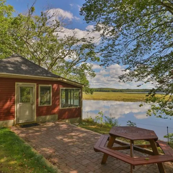 Luxe Bayfront Cabin w/ Stunning Views & Shared Dock- Ideal for Hunting & Fishing, отель в городе Bowdoinham