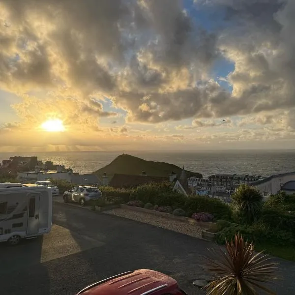 Ocean View, 3 bed 2 bath, Dog Friendly, Private parking, Beach 9 min walk, sleeps 6, Hotel in Ilfracombe