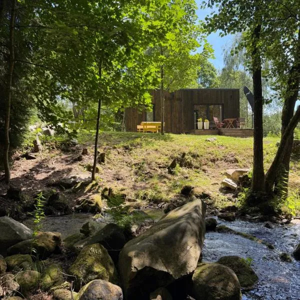 Chatek Skrzatek Kameralny domek nad rzeką, ξενοδοχείο σε Młoty