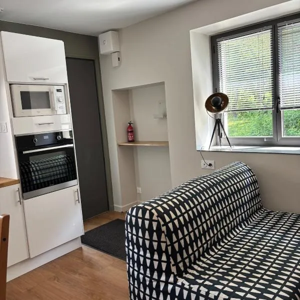 Petite maison privée de 33m2 Beaucouzé avec étang, hotelli kohteessa Beaucouzé
