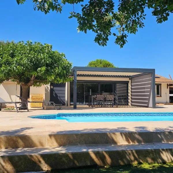 Studio avec Piscine et Pergola, hotel sa Saint-Maximin-la-Sainte-Baume