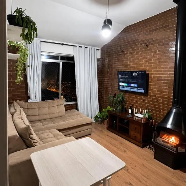 Apartamento com Lareira a 5 Min da Feirinha do Alto - Piscina e Sauna, מלון בטרסופוליס
