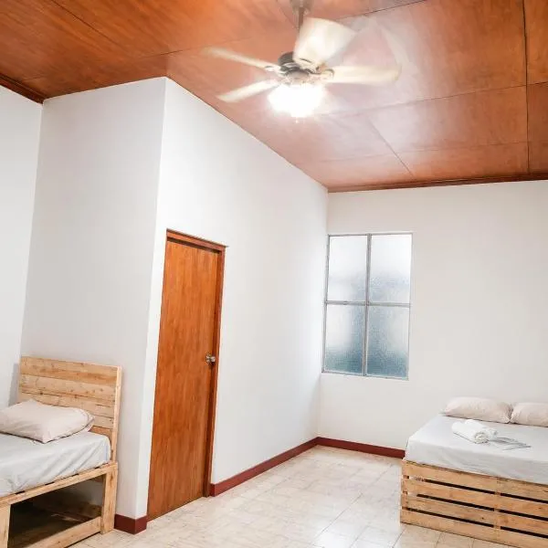 Casa Mundo Verde - Local Hostel, hotel a León