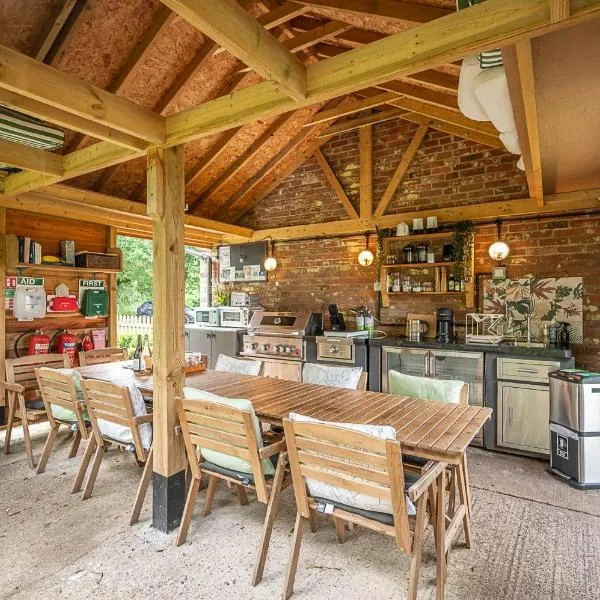 Toad Hall Lodges - Luxury Glamping Lodges Near Southwold!, hotel em Wangford