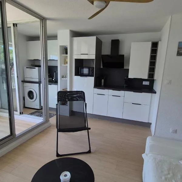 T2 à Saint-Cyprien vue sur les marinas, готель у місті Сен-Сіпріян-Плаж