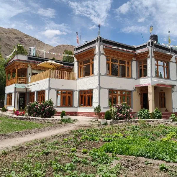 Kaya Guest House, hotel en Stak