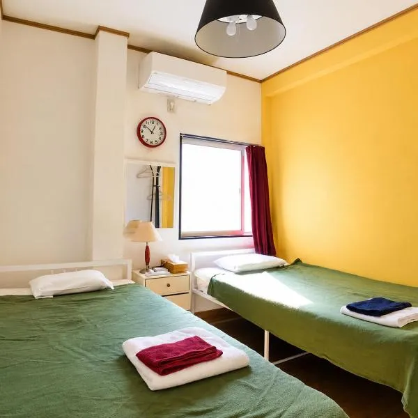 Guesthouse LuLuLu 無料朝食&夕食ｶﾚｰ付き ﾛｰｿﾝ隣 街まで電車8分, hotel v destinácii Kochi