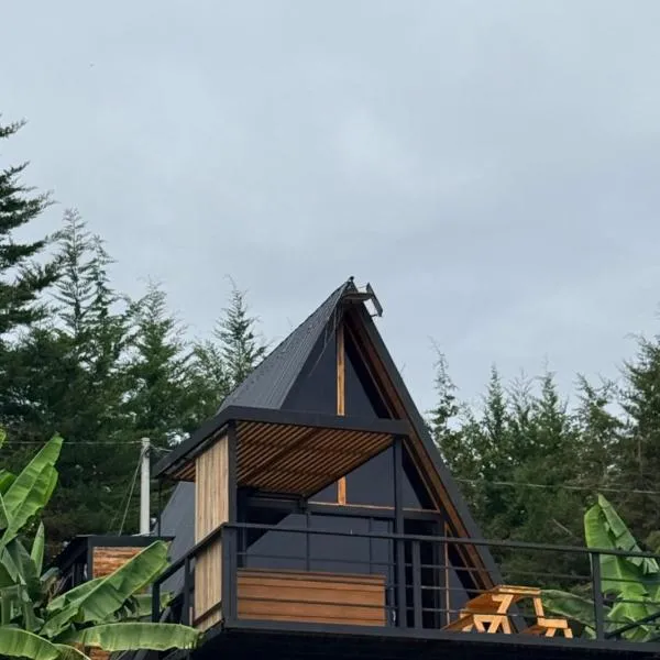 Cabaña Con Jacuzzi Privado y Vista a La Montaña, готель у місті Гуарне