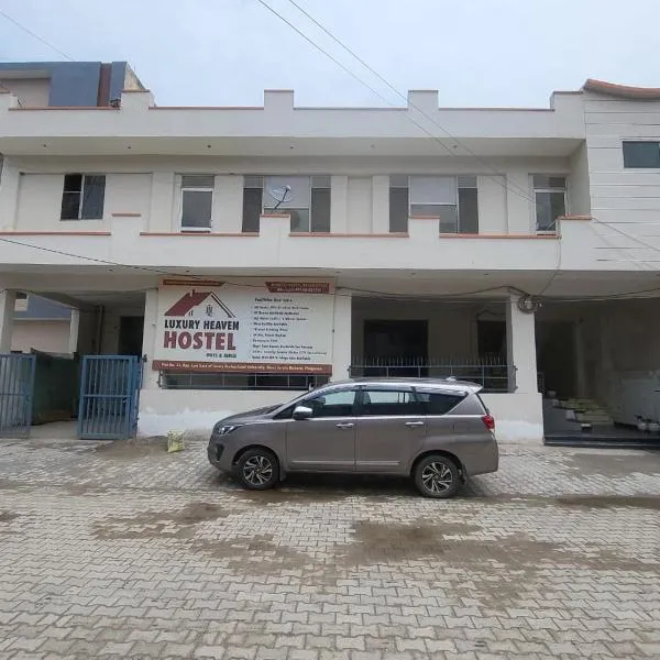 Luxury Heaven Hostel For Couples, Students, Faculties, Corporates, hotel en Chaheru