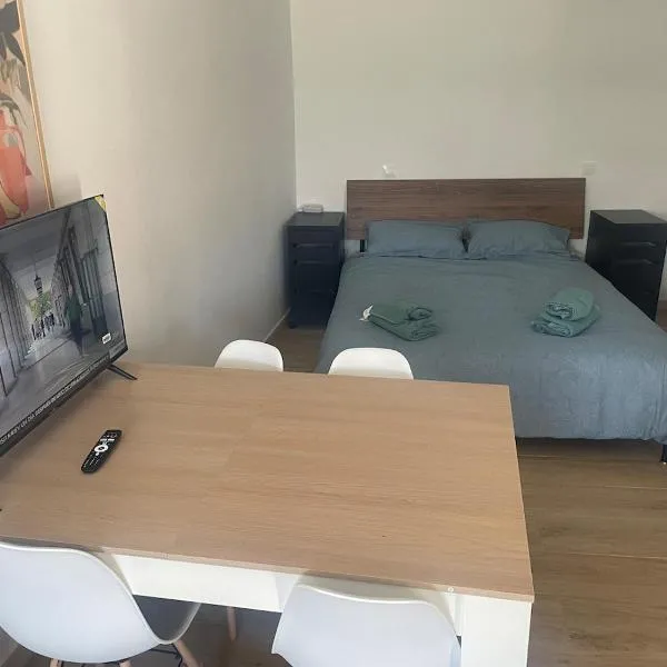 Robledo de Chavela, apartamento con cama doble y sofá cama doble en el centro de Robledo de Chavela, hotel u gradu Robledo de Čavela