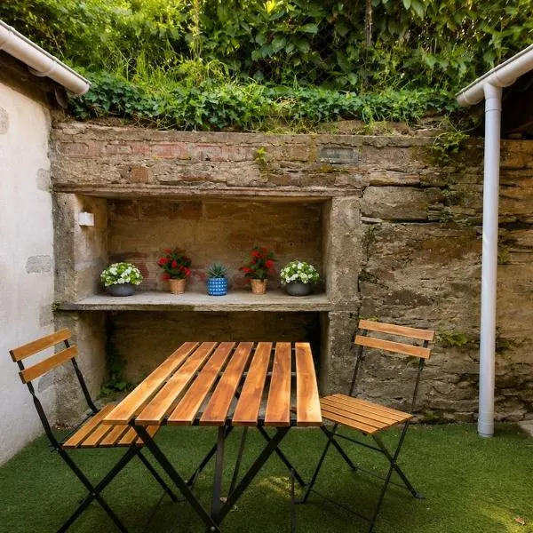 Cozy house with private courtyard Lannion, hotel em Lannion
