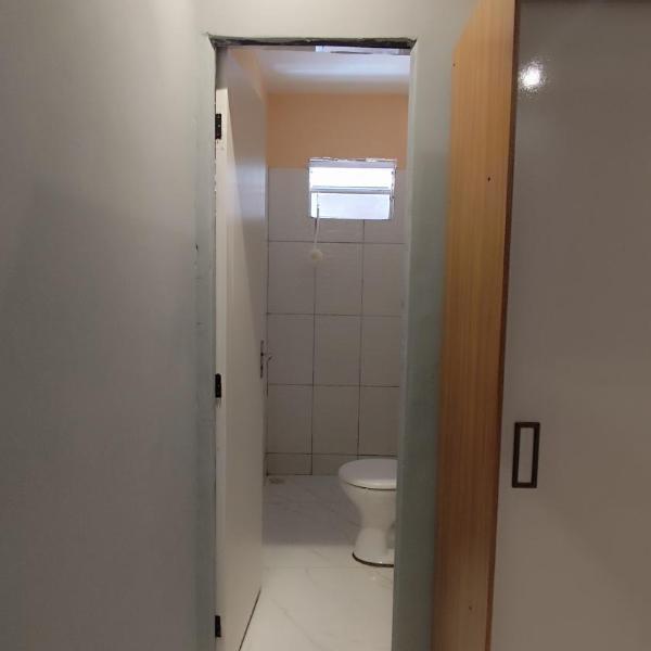 Casa Toda com Garagem a 3km do Aeroporto - Foto 3