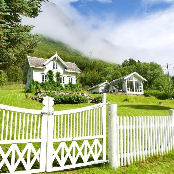 Kjosen Lodge, Lyngen., hotel in Lyngseidet